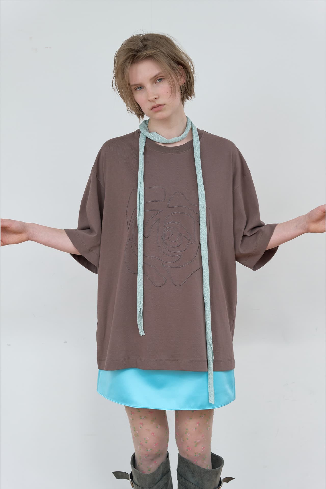 ROSE PATCH T-SHIRT_BROWN