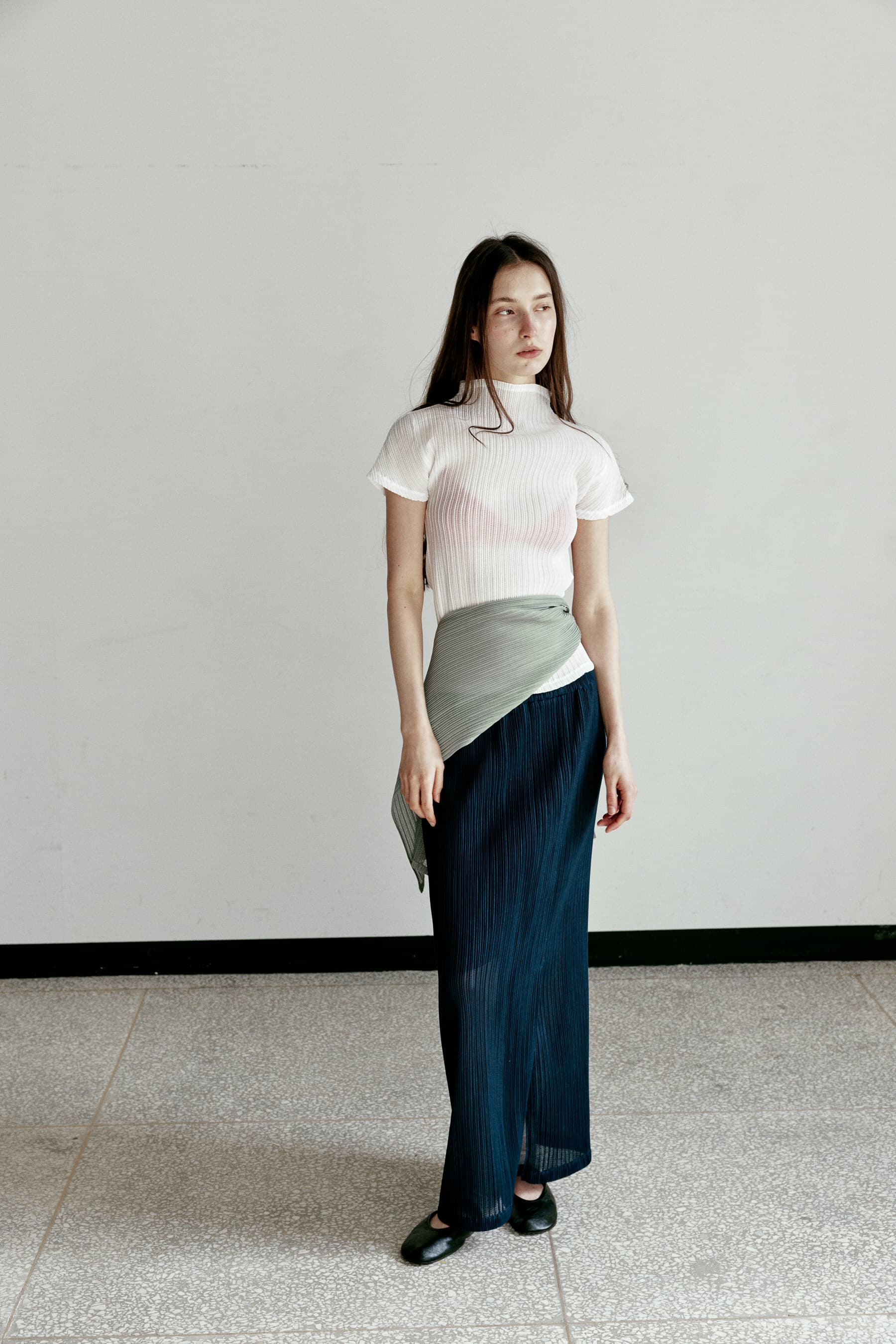 AUBE PLEATS LONG SKIRT [NAVY]