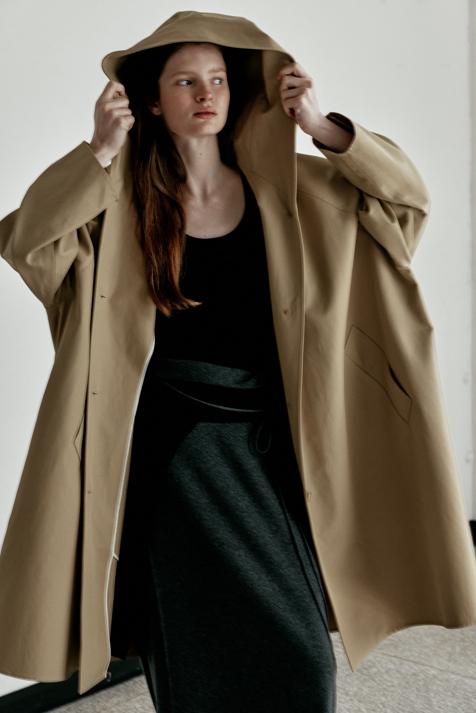 HOODED VOLUME TRENCH COAT [BEIGE]