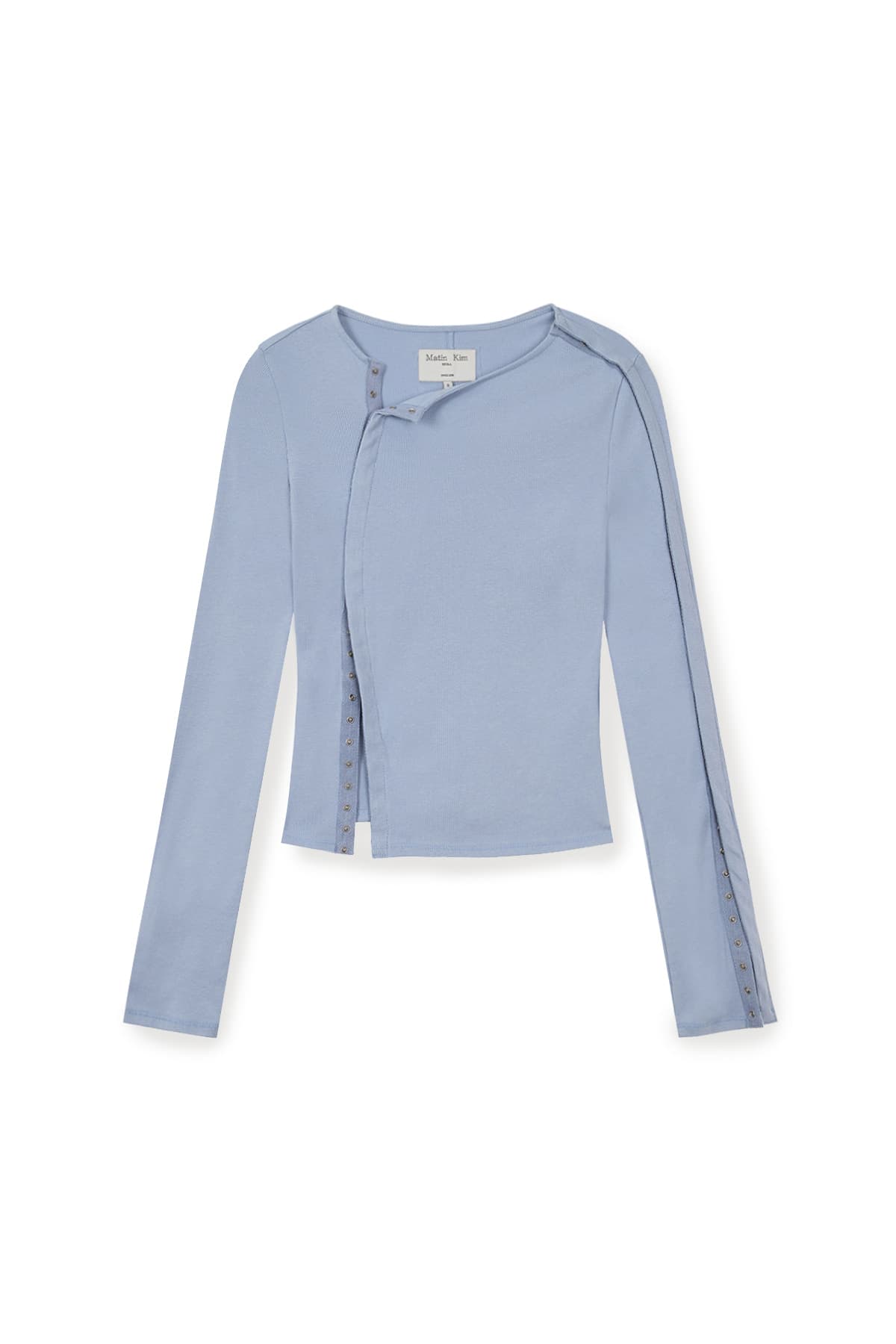 SNAP DETAIL SLIM TOP IN LIGHT BLUE
