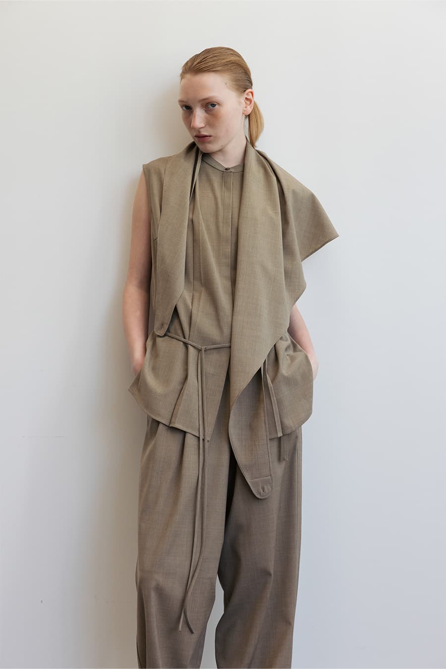 CAPE SLEEVELESS SHIRT [BROWN]