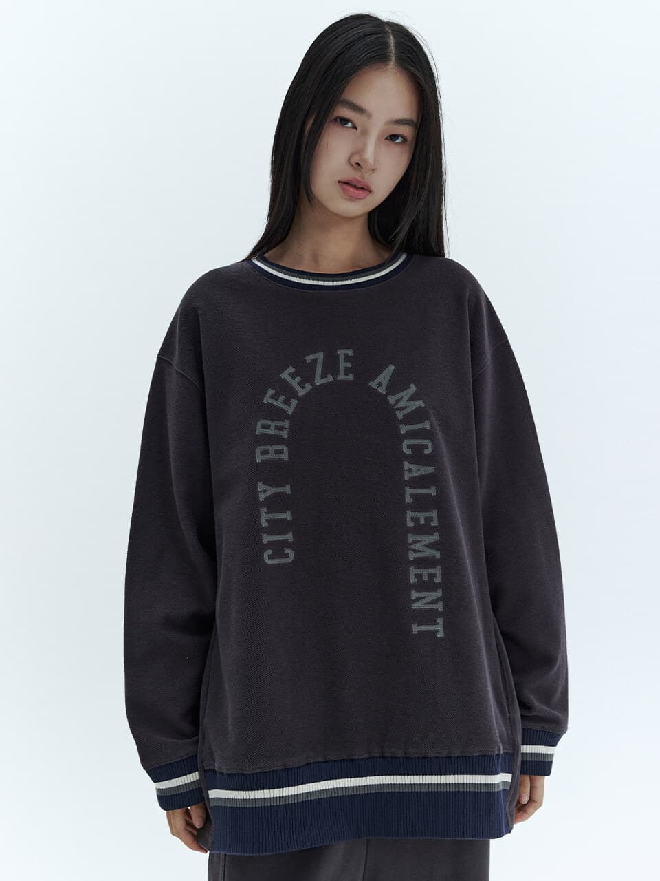 아미칼 아플리케 스웨트 셔츠_CHARCOAL