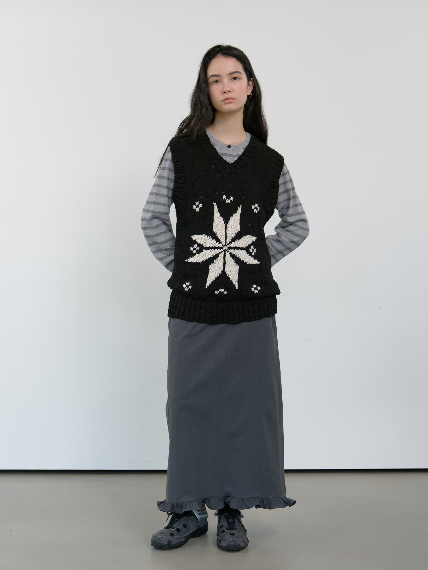 NORDIC V-NECK KNIT VEST_BLACK