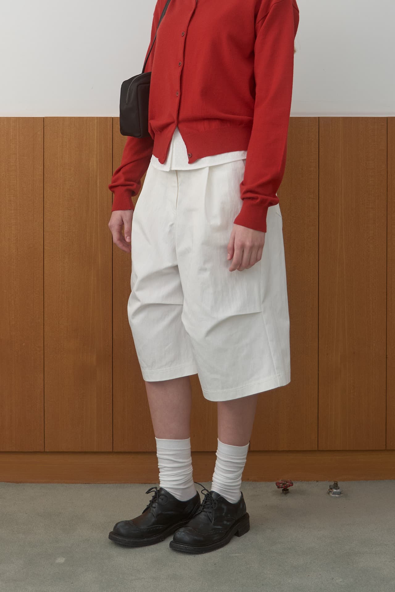 PIN TUCK BERMUDA PANTS_WHITE