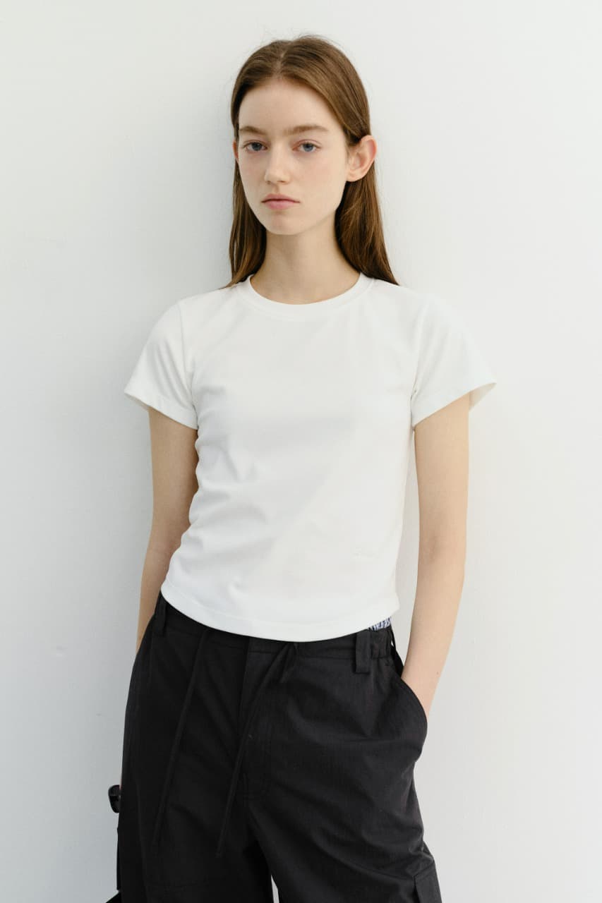 CURVED HEM SLIM TOP WHITE_UDTS6B225WT_UDTS6B225WT