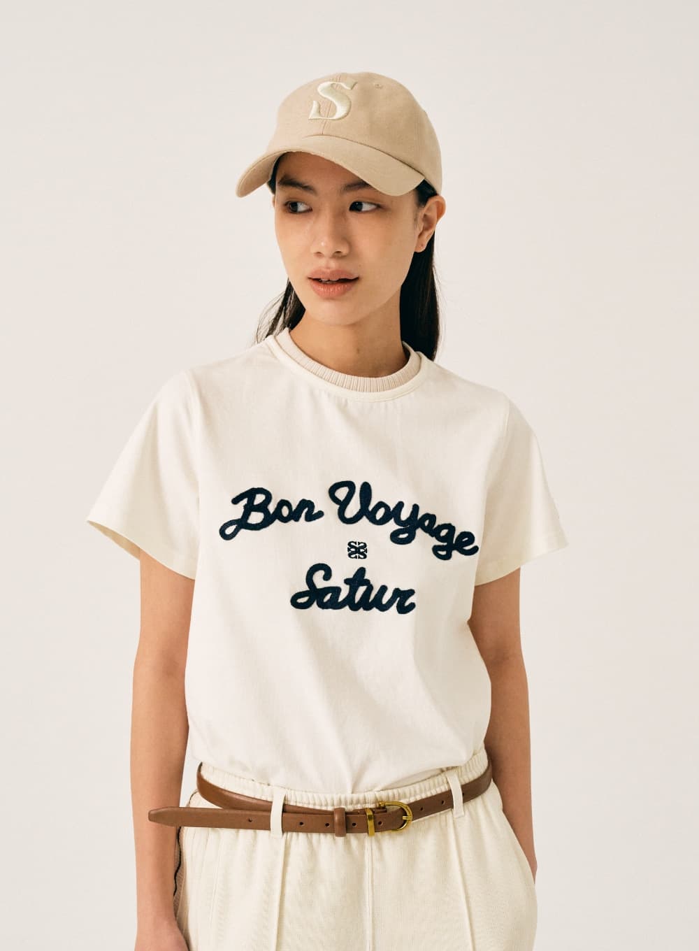 (W) Satur Logo Voyage T-Shirt - Resort Ivory