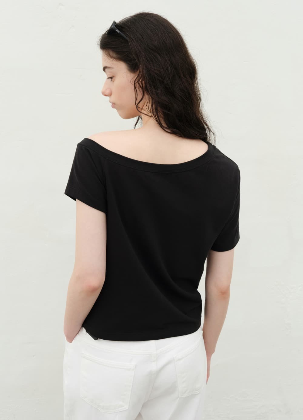 Unbalanced Off-shoulder T-shirt - Black