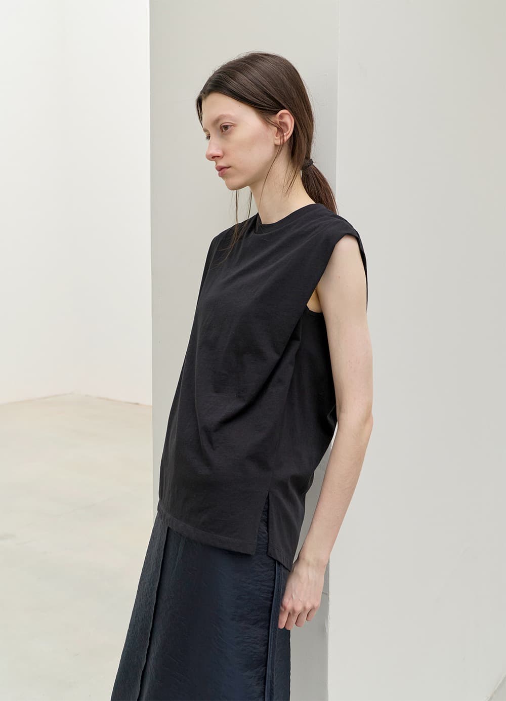 Relaxed Shoulder Sleeveless T-shirt - Black