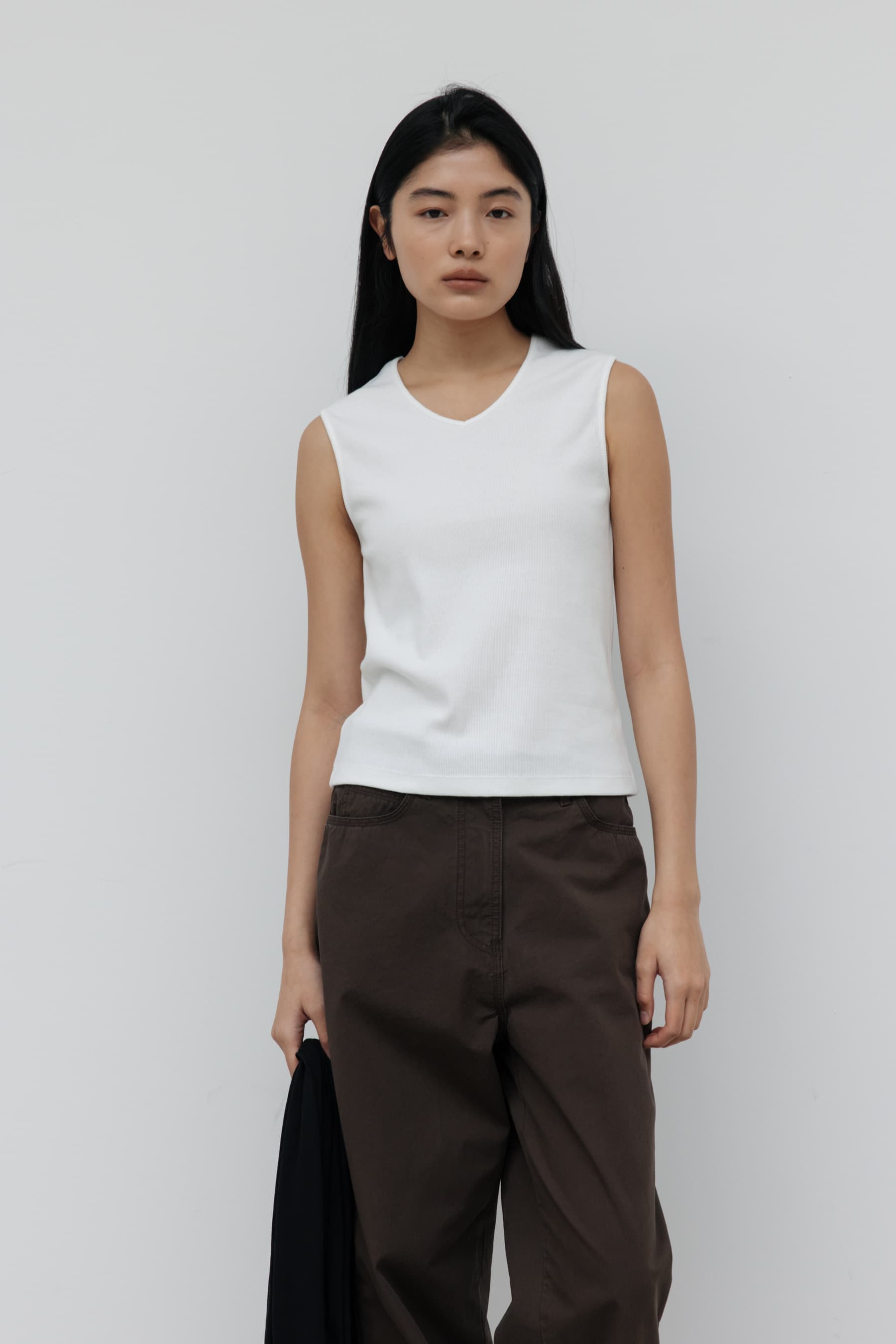 Essential V-Neck Sleeveless (White)