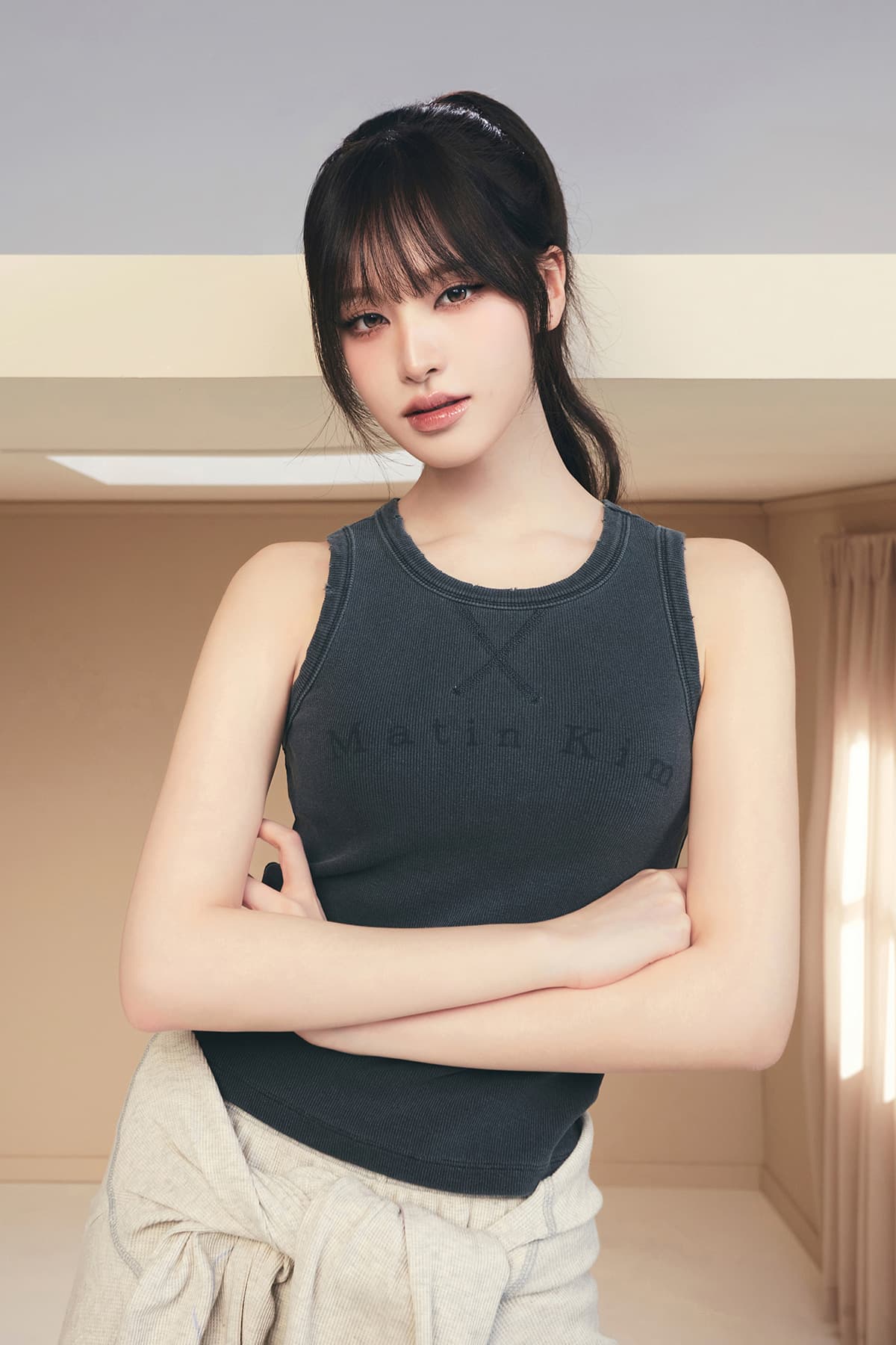 DISTRESSED SLEEVELESS LOGO TOP IN CHARCOAL