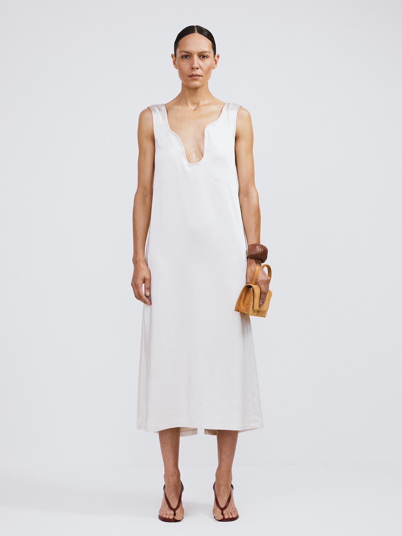 CURVED WIRE NECK DRESS (PALE BEIGE)