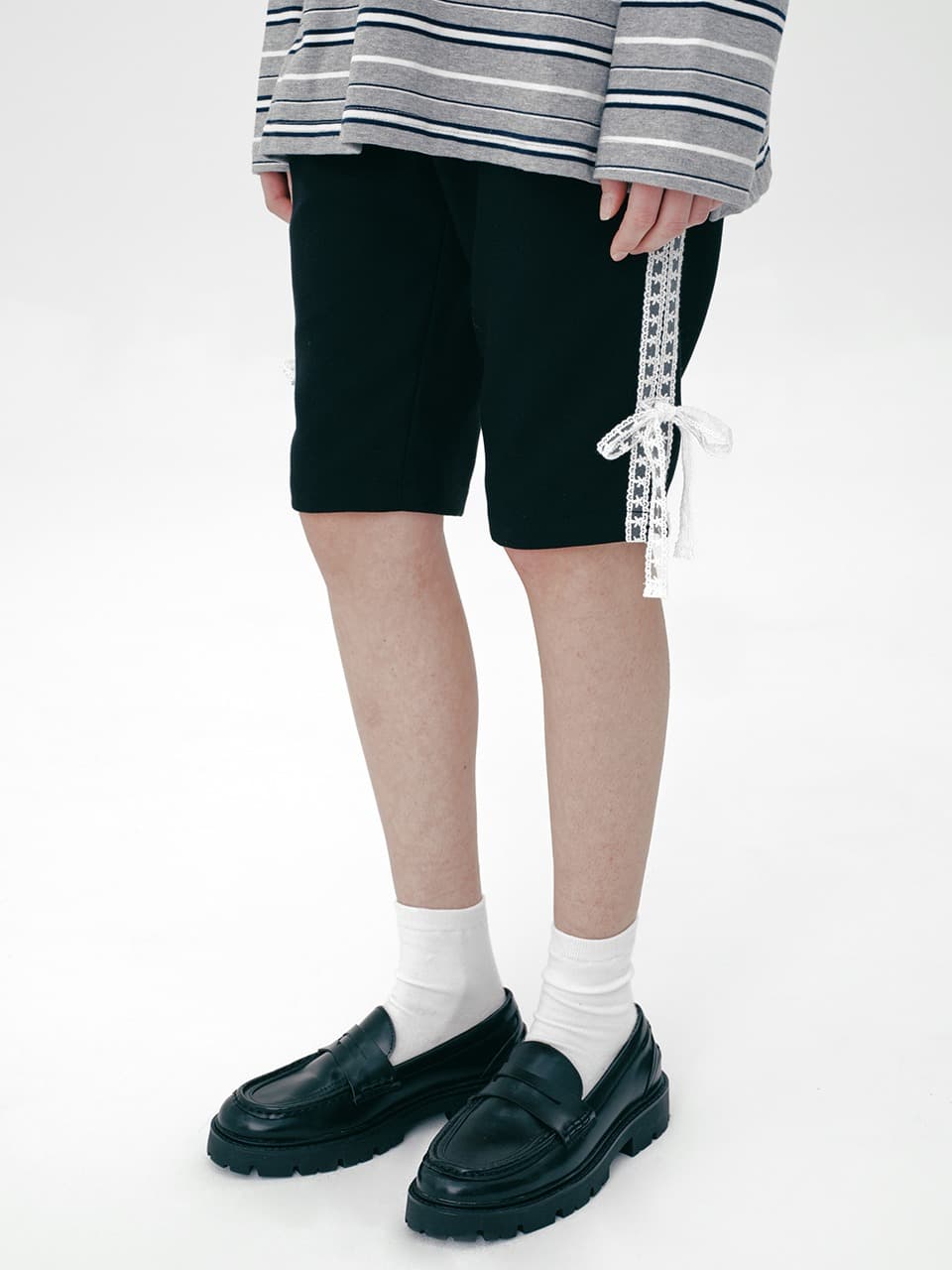 LACE CAPRI PANTS (BLACK)