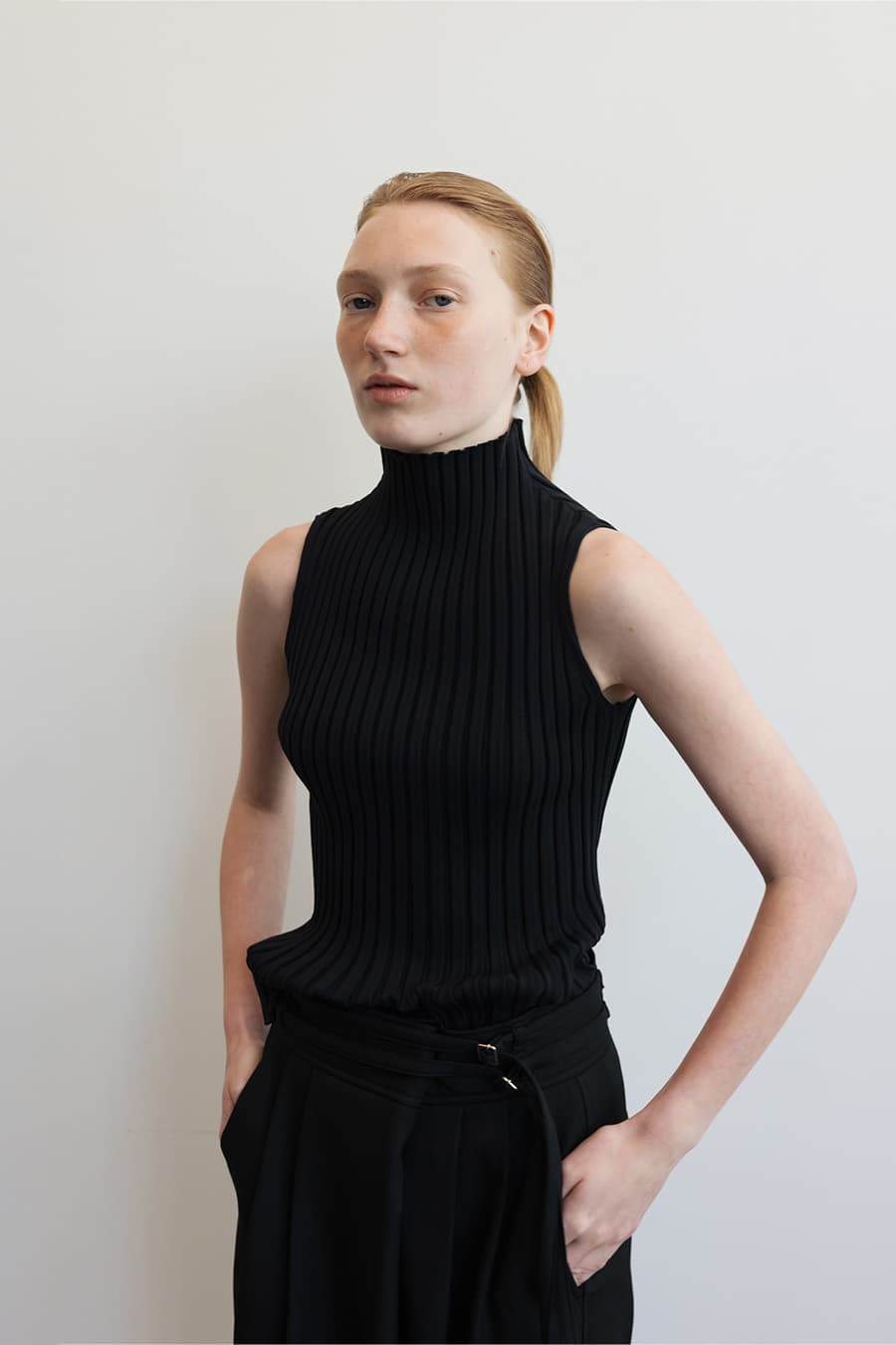 MILLIE KNIT SLEEVELESS MOCKNECK TOP [BLACK]
