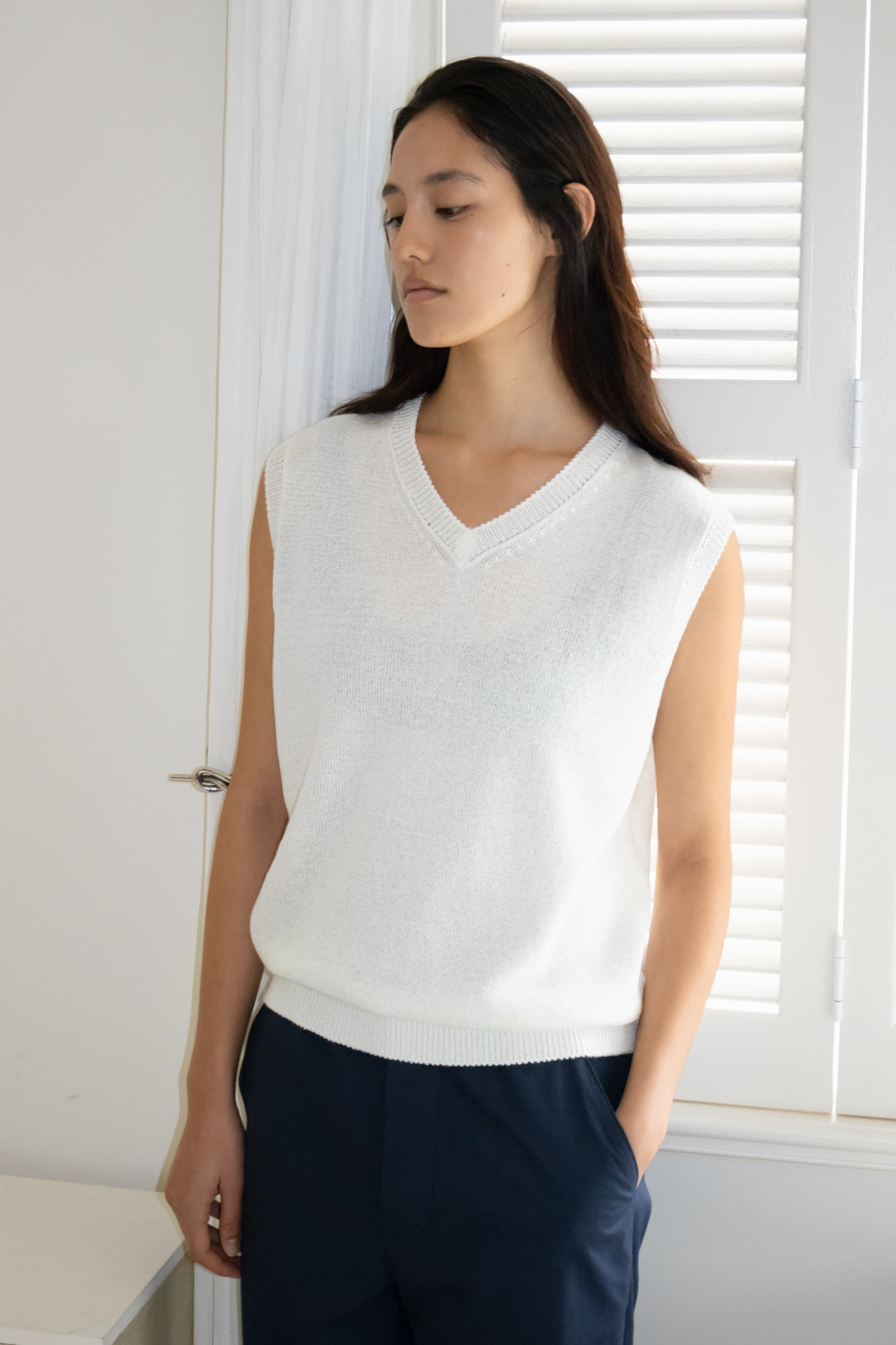 Paper V-Neck Knit Vest (White)
