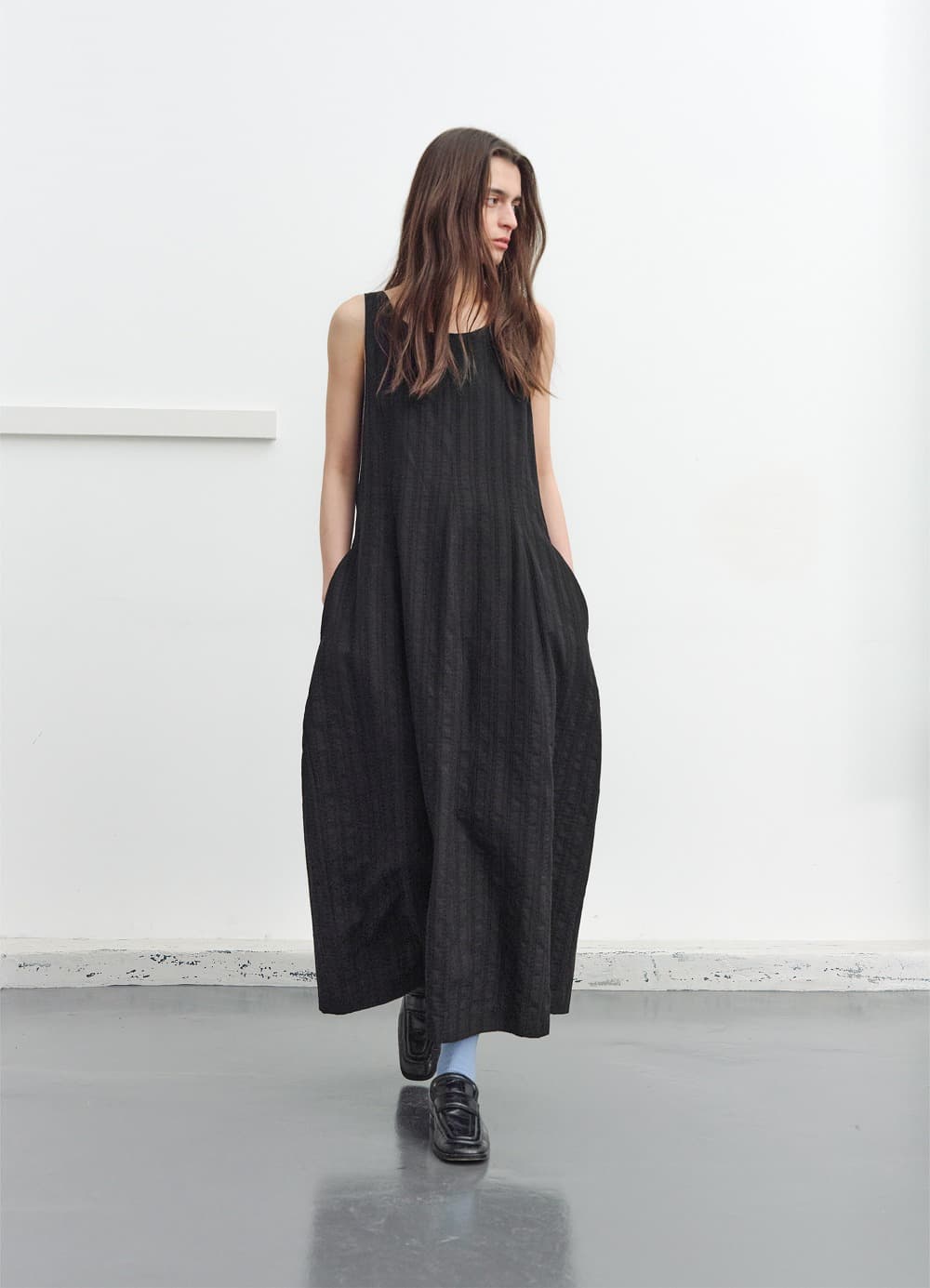 Arc Sleeveless Dress - Black