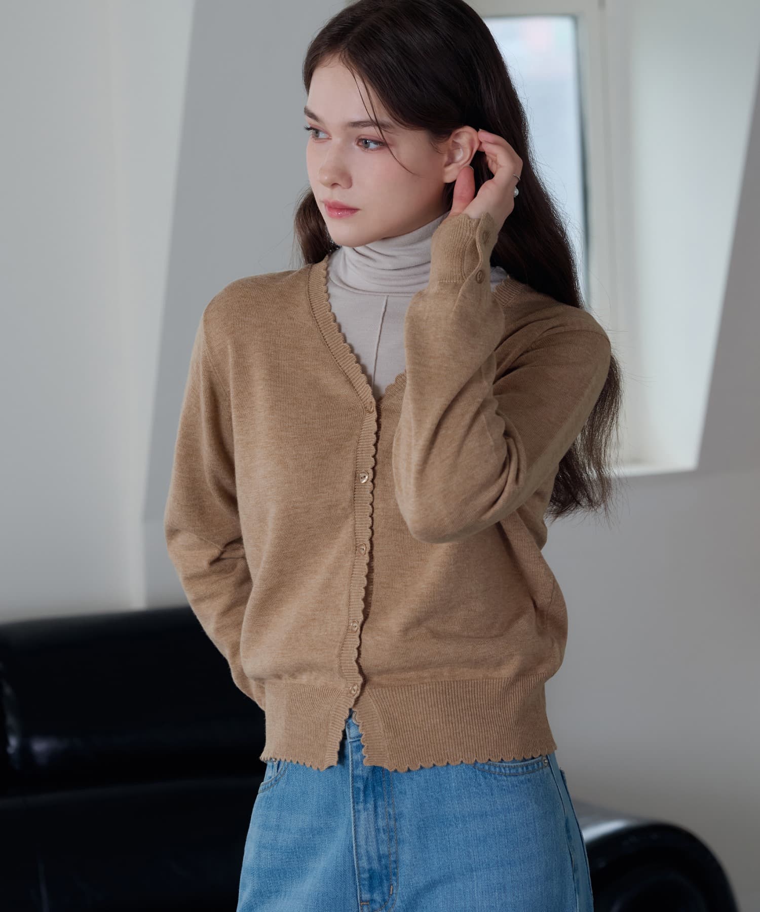 라운드 엣지 울 브이넥 가디건 [CAMEL]