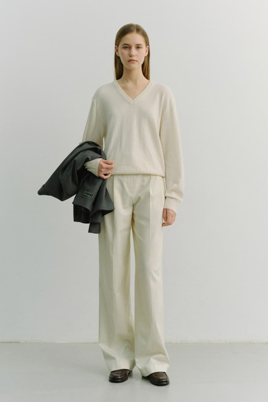 UNISEX SOFT V-NECK SWEATER IVORY_UDSW6A108IV