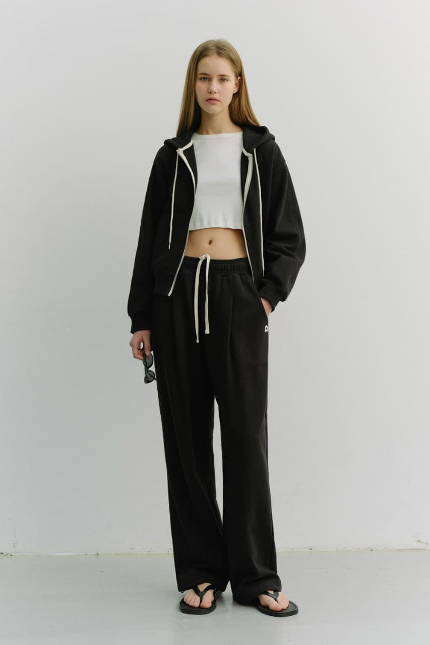 UNISEX LEATHER LOGO WIDE SWEAT PANTS BLACK_UDPA6A102BK