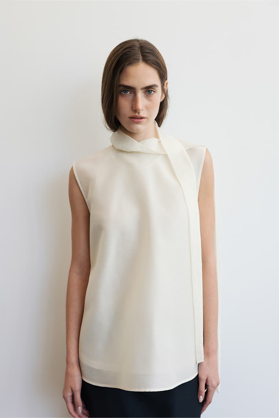 BOUCLE BACK BUTTON SLEEVELESS [IVORY]