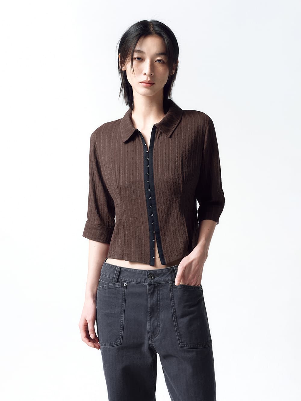후크 디테일 자카드 셔츠 BROWN