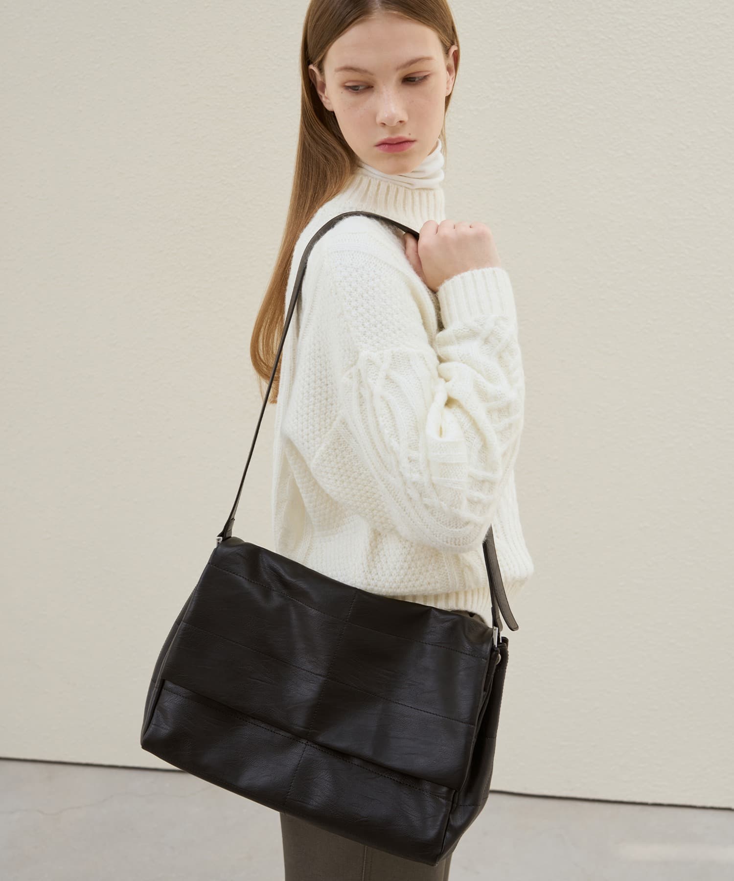내추럴 스티치 스퀘어 백 [BLACK]