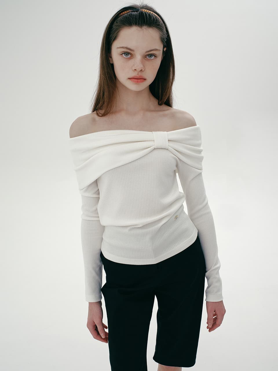 RIBBON POINT OFF SHOULDER T (IVORY)