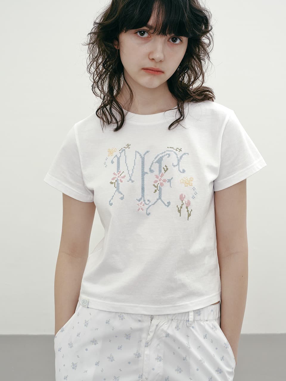 CROSS STITCH LOGO T-SHIRT (WHITE)