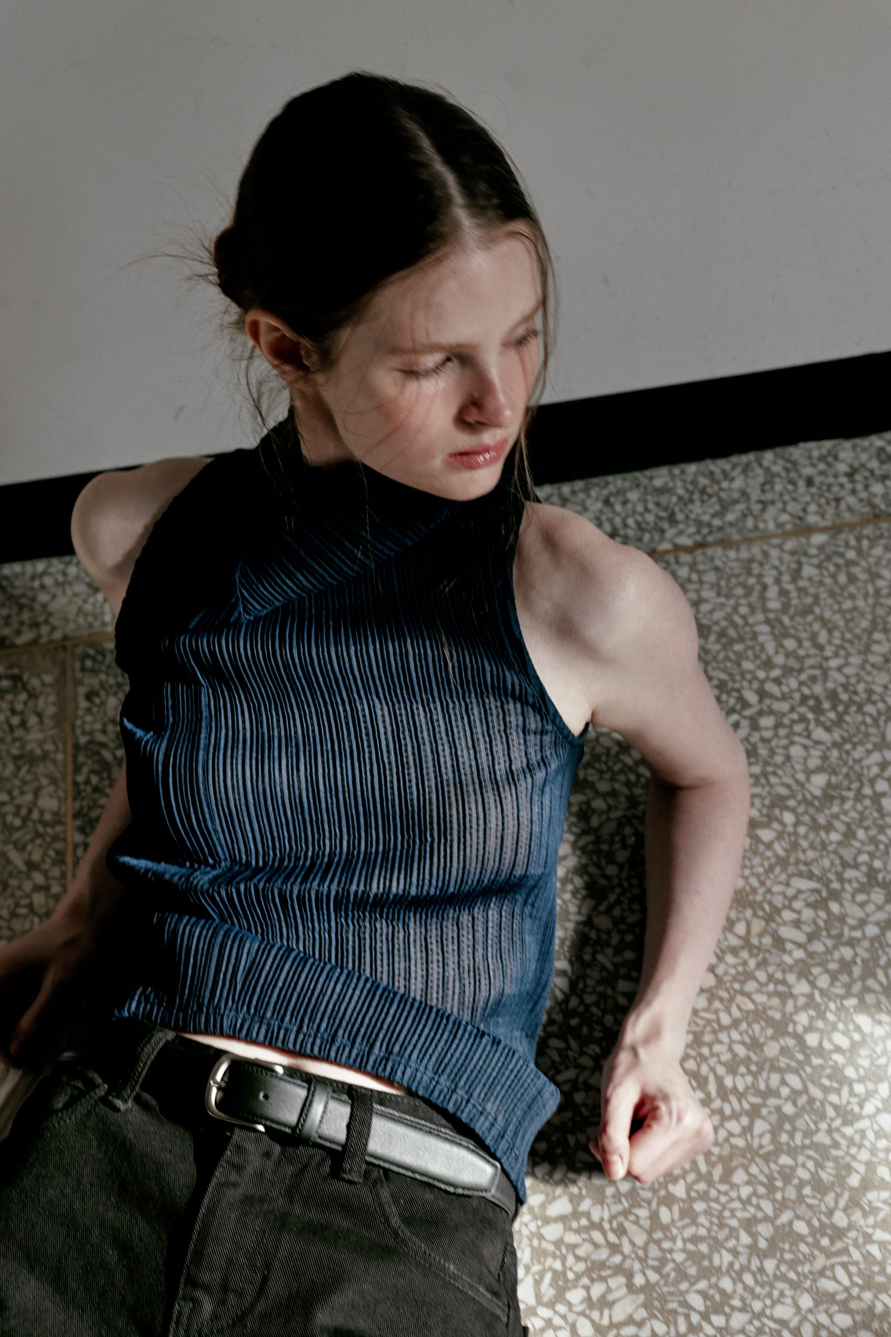 AUBE PLEATS BLOUSE [NAVY]
