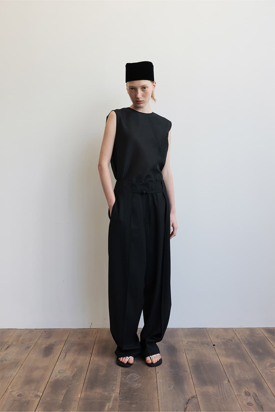 TUCK TAILORED TROUSERS [BLACK]