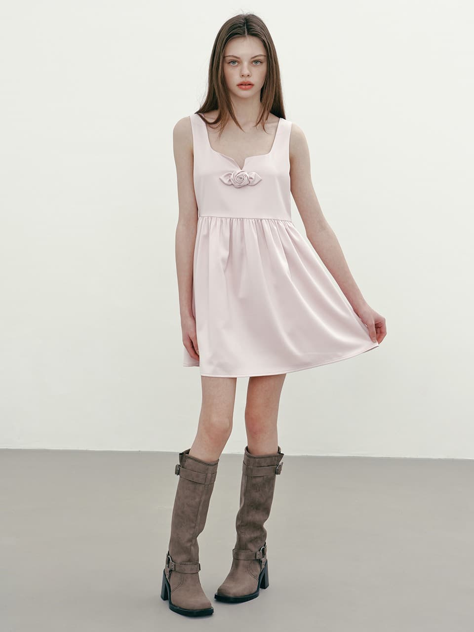 ROSE CORSAGE SATIN MINI DRESS (LIGHT PINK)