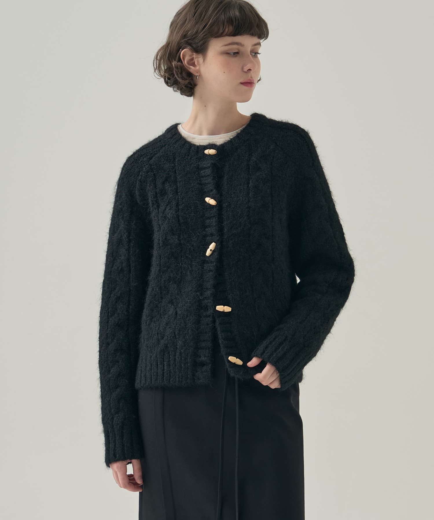 스카시 케이블 더플 니트 가디건 [BLACK]