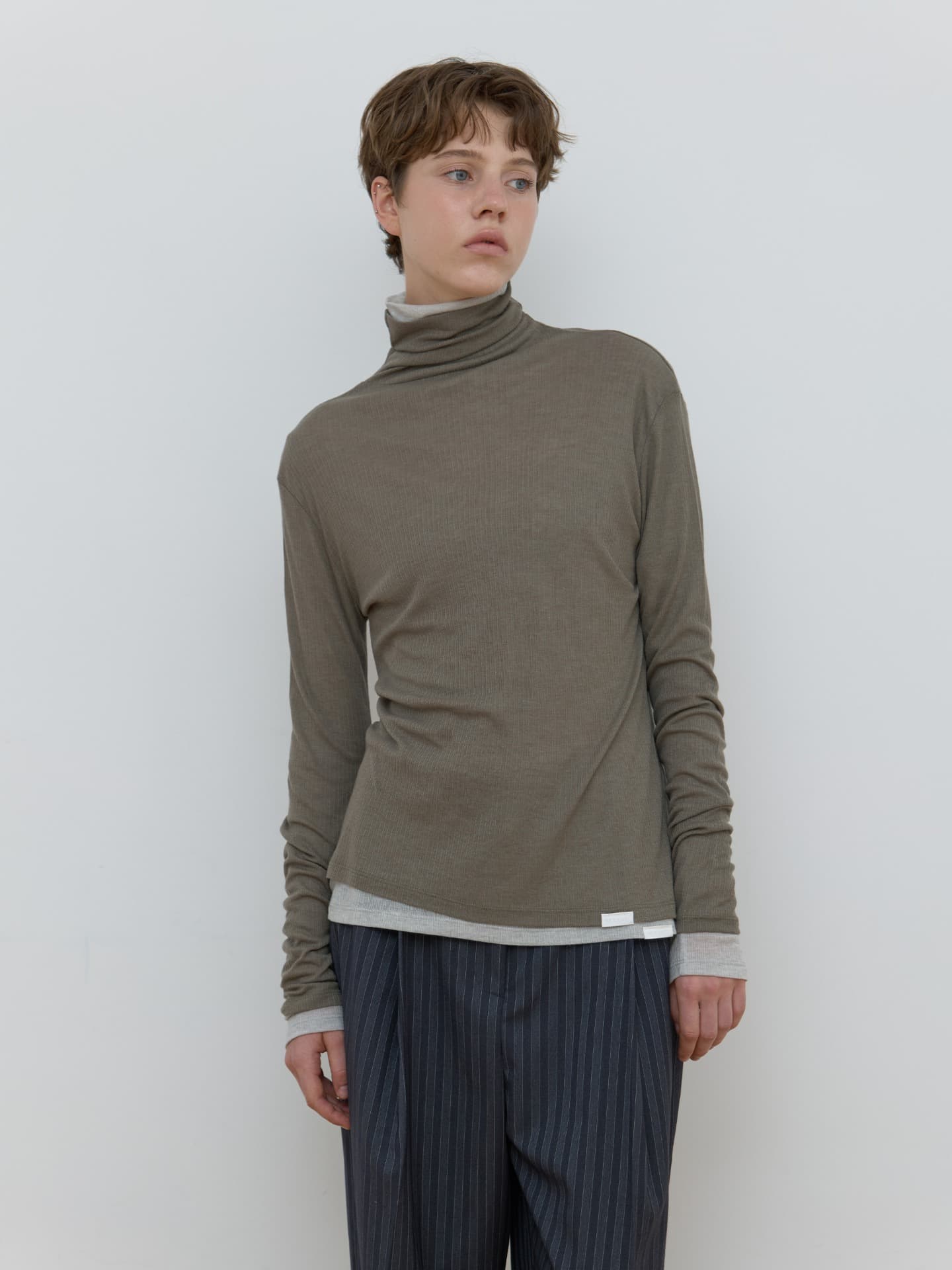 BASIC TURTLE NECK TOP_KHAKI