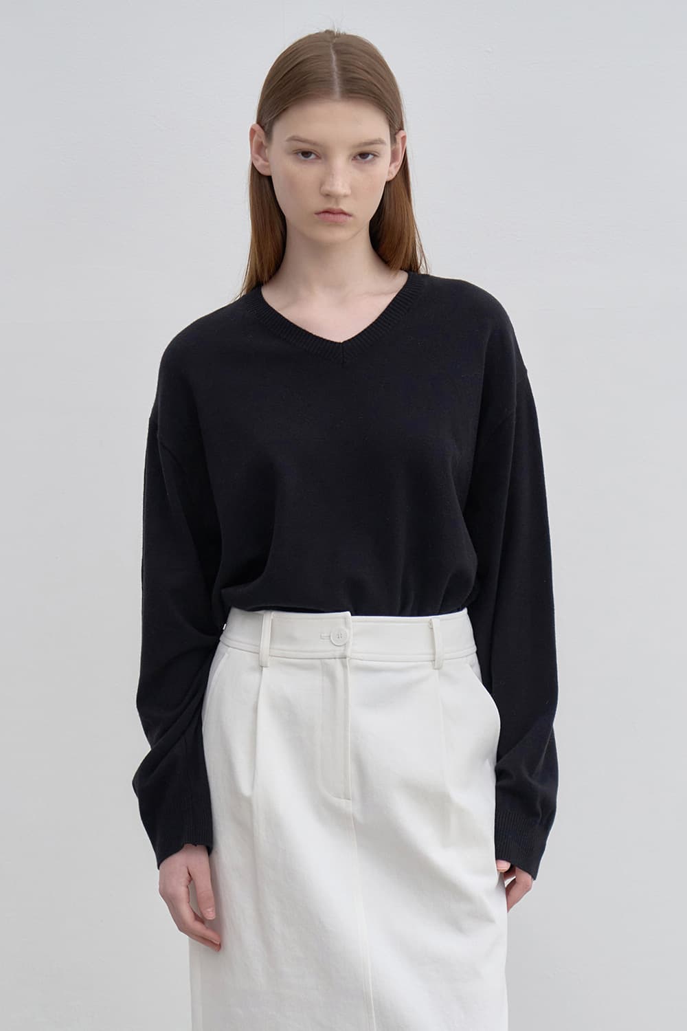 Relax-fit v-neck pullover Black [N6SKT01]