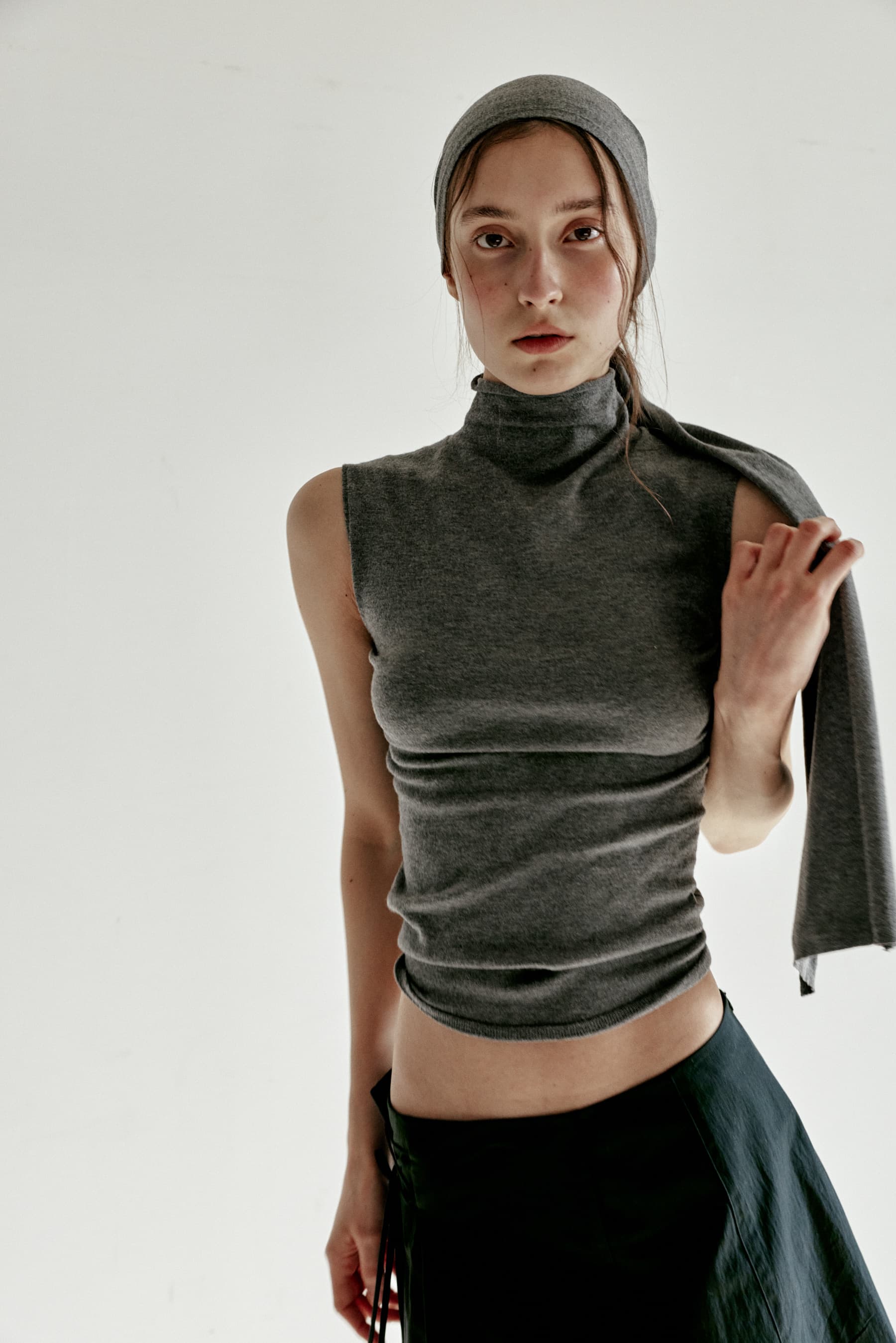 LISSE SLEEVELESS TOP [GREY]