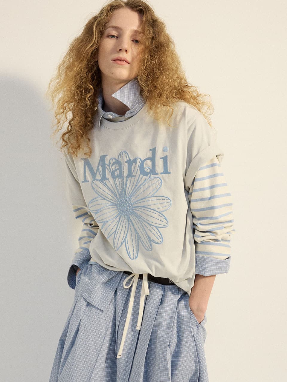 TSHIRT FLOWERMARDI NEEDLEWORK_LIGHTGREY SKY