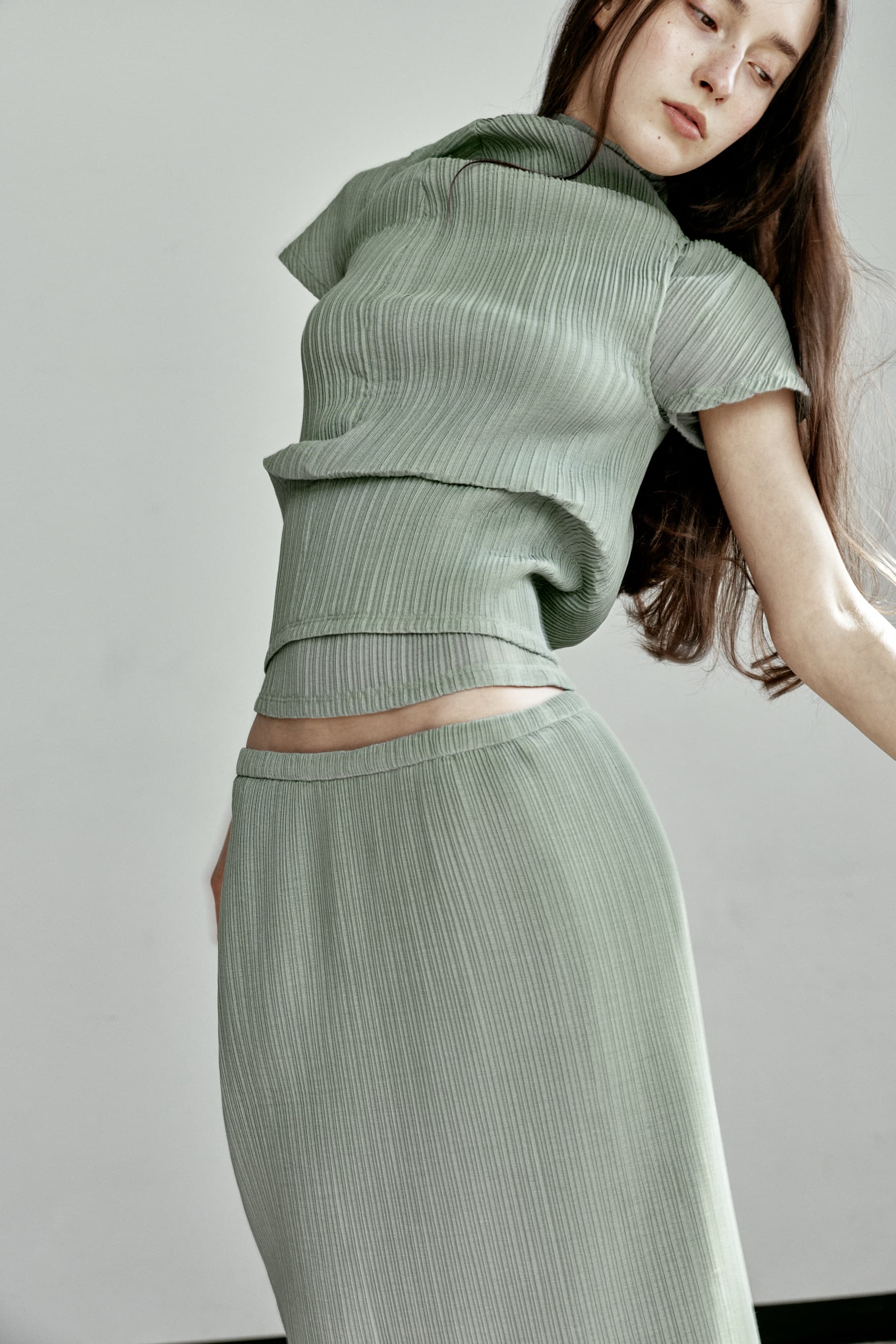 AUBE PLEATS MOCKNECK TOP [GREEN]