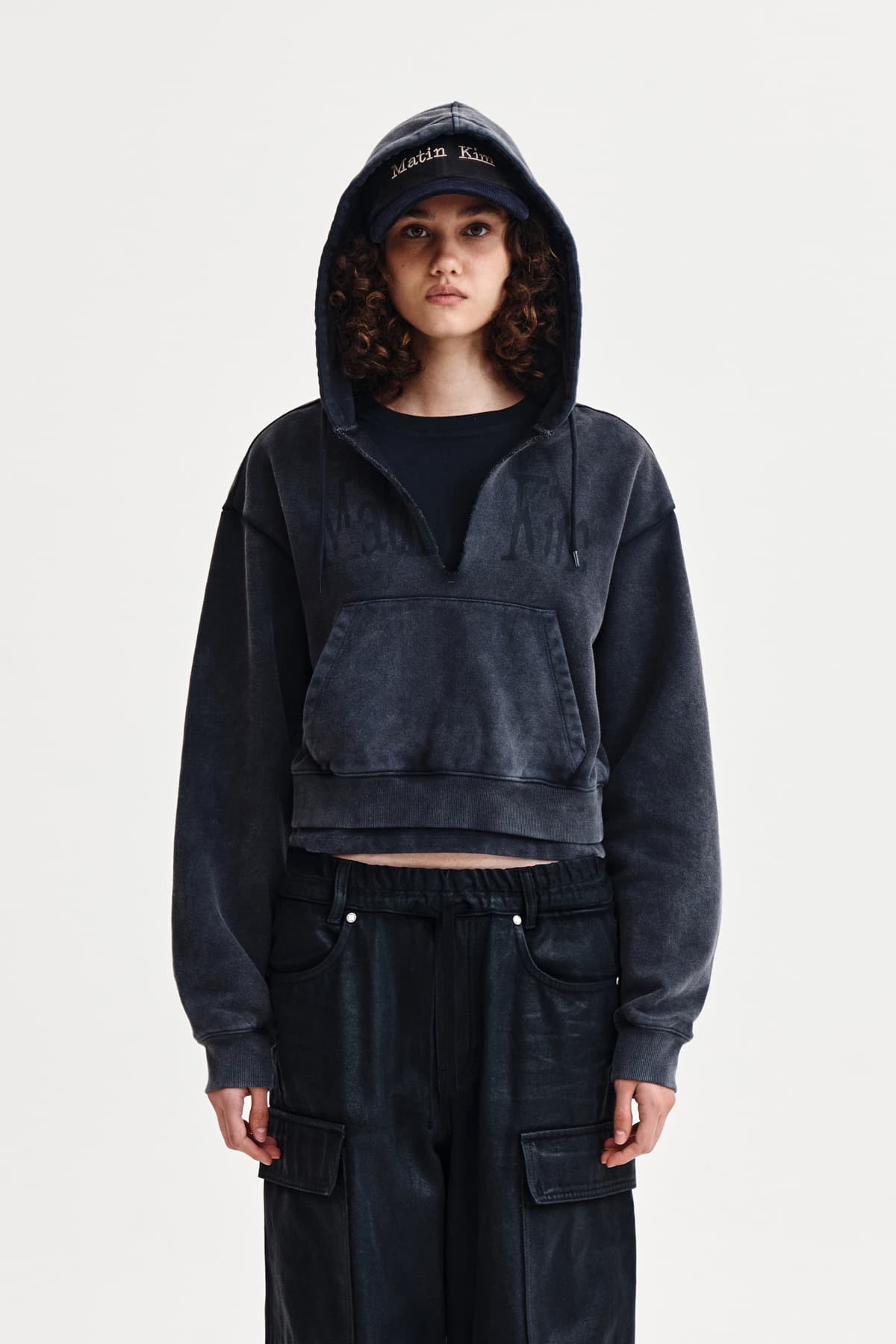 WASHED LAYERED CROP HOODY IN CHARCOAL