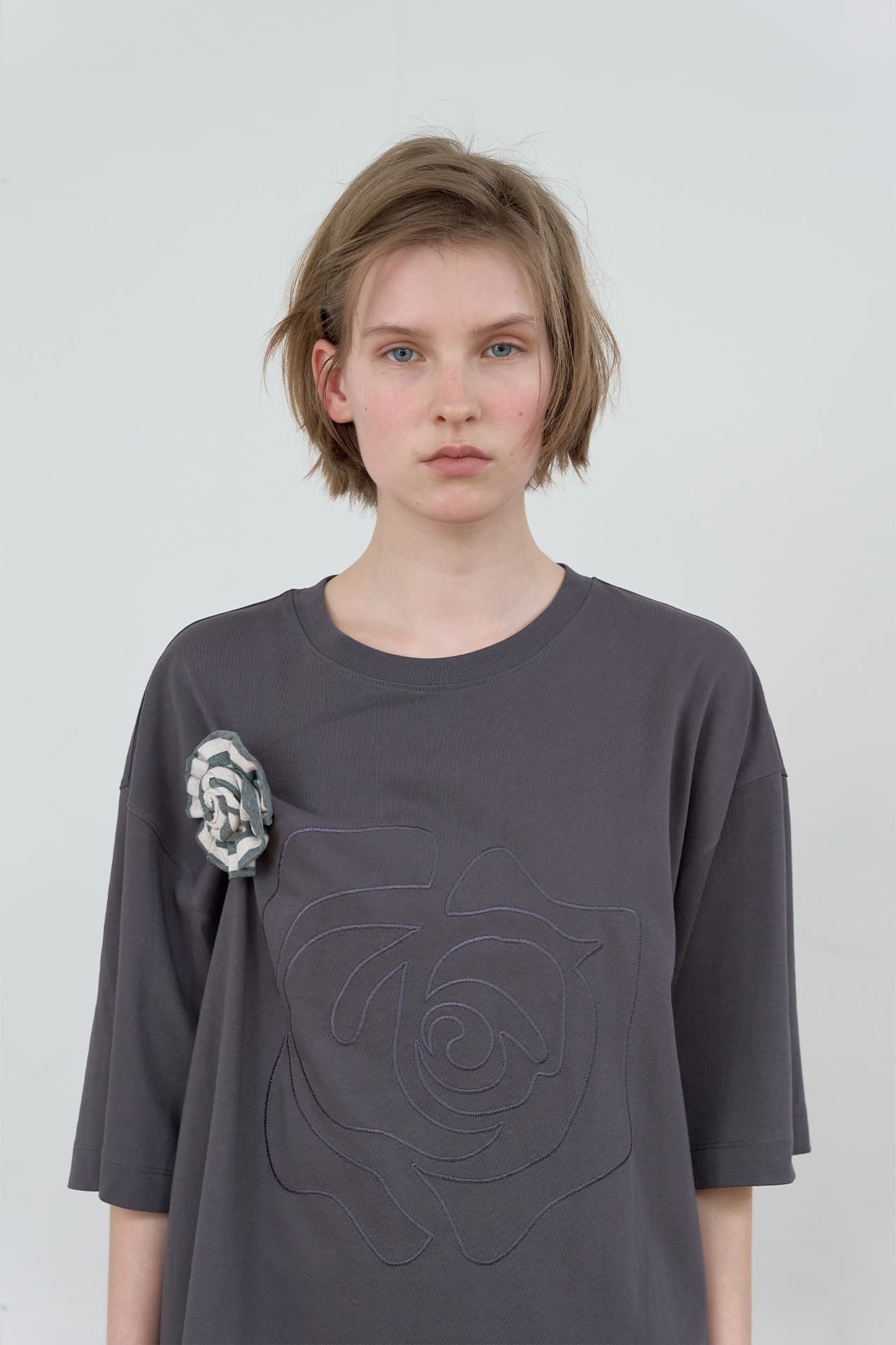 ROSE PATCH T-SHIRT_CHARCOAL