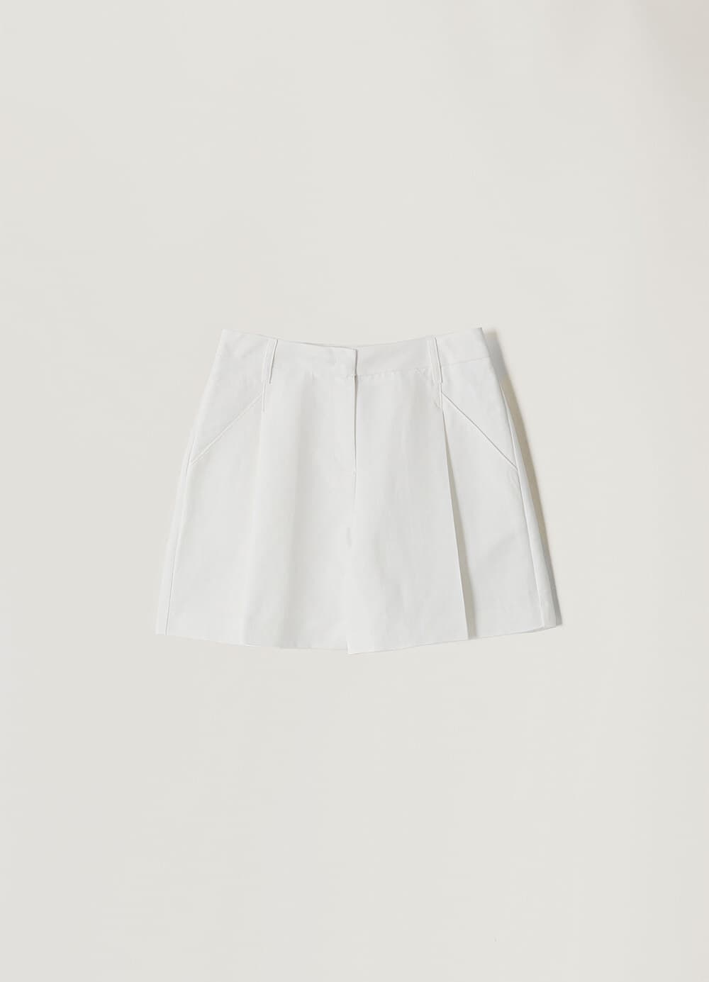 Flare Pleats Half Pants - White