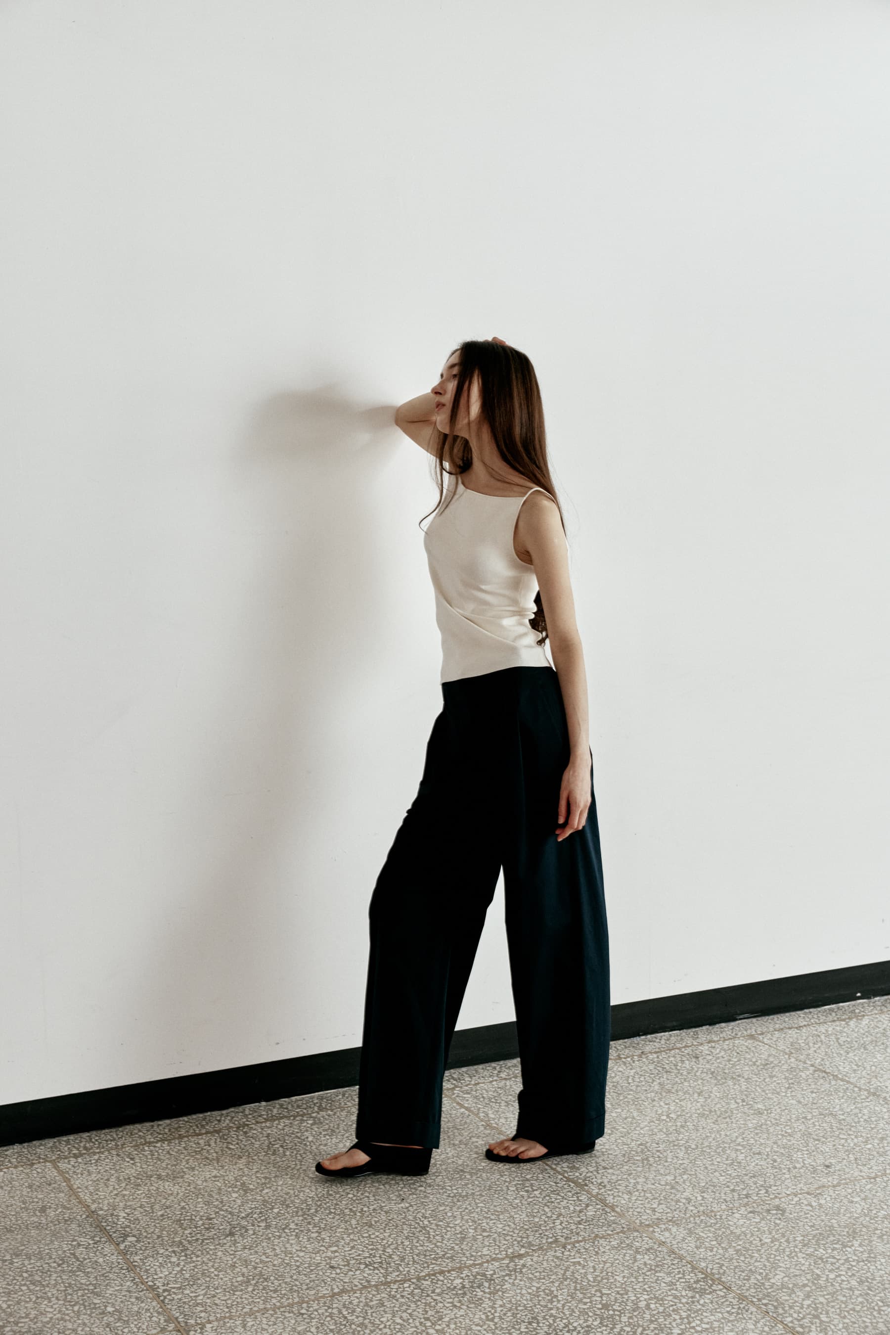 TWO-TUCK CHINO TROUSERS [NAVY]