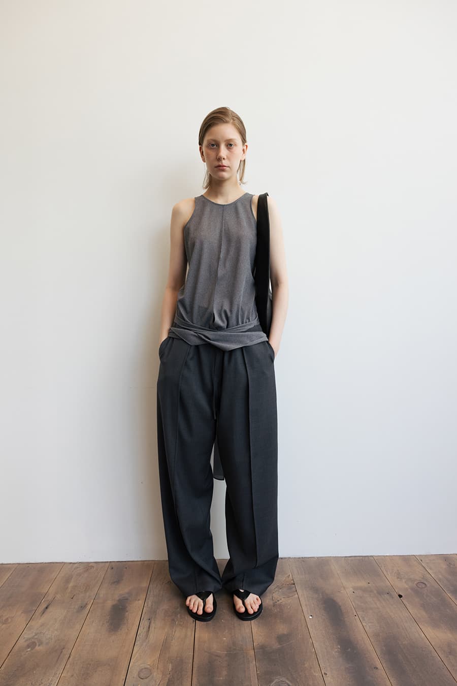 SELF-TIE SLEEVELESS BLOUSE [GREY]