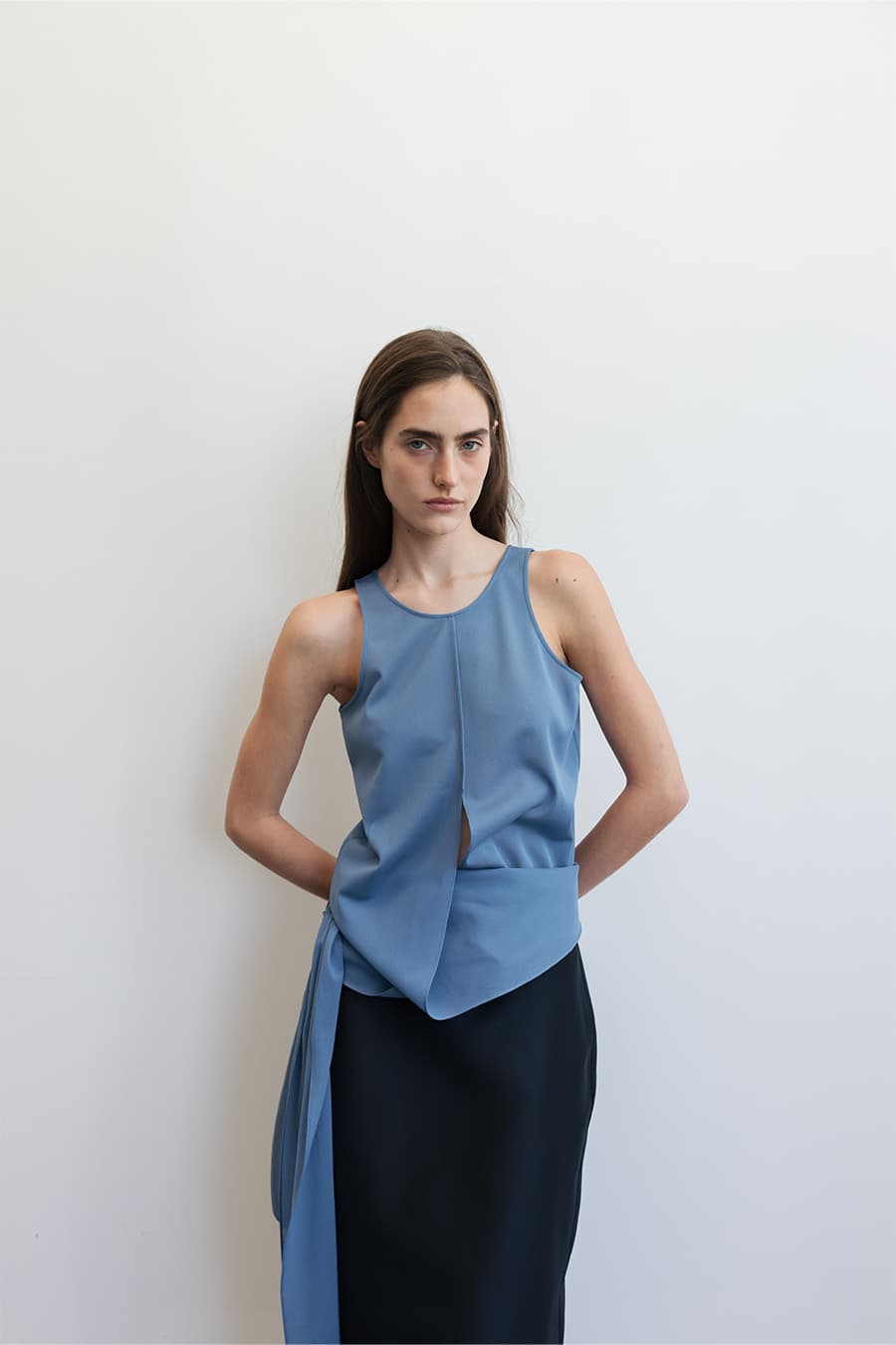 SELF-TIE SLEEVELESS BLOUSE [BLUE]
