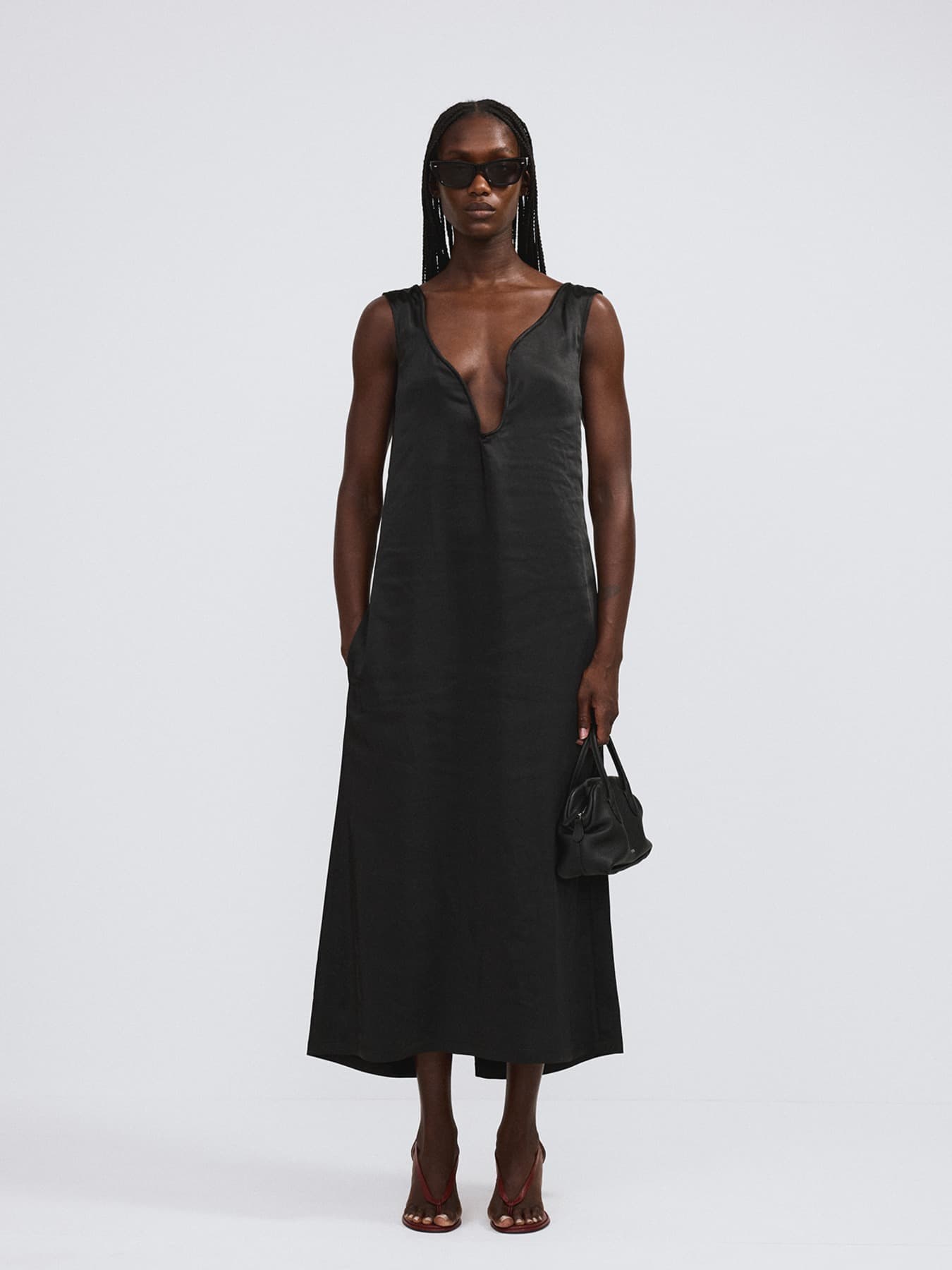 CURVED WIRE NECK DRESS (BLACK)