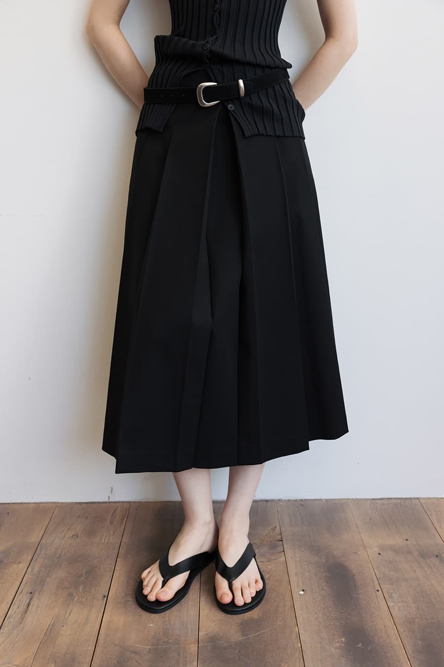 INVERTED PLEATS SKIRT [BLACK]