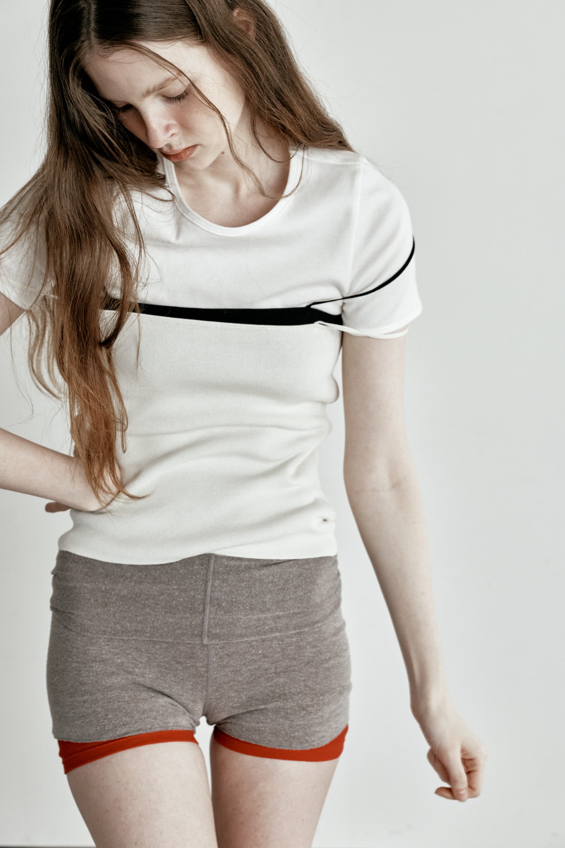 BACK SLIT SLEEVELESS TOP [IVORY]