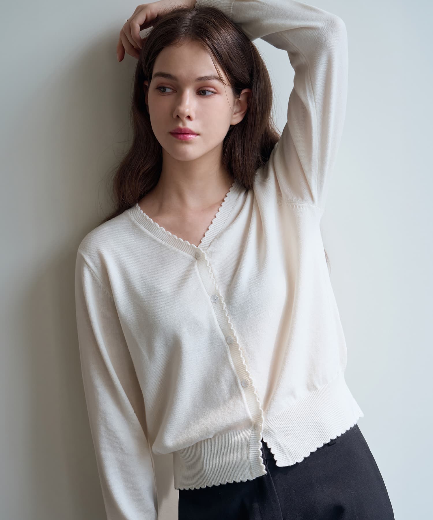 라운드 엣지 울 브이넥 가디건 [IVORY]