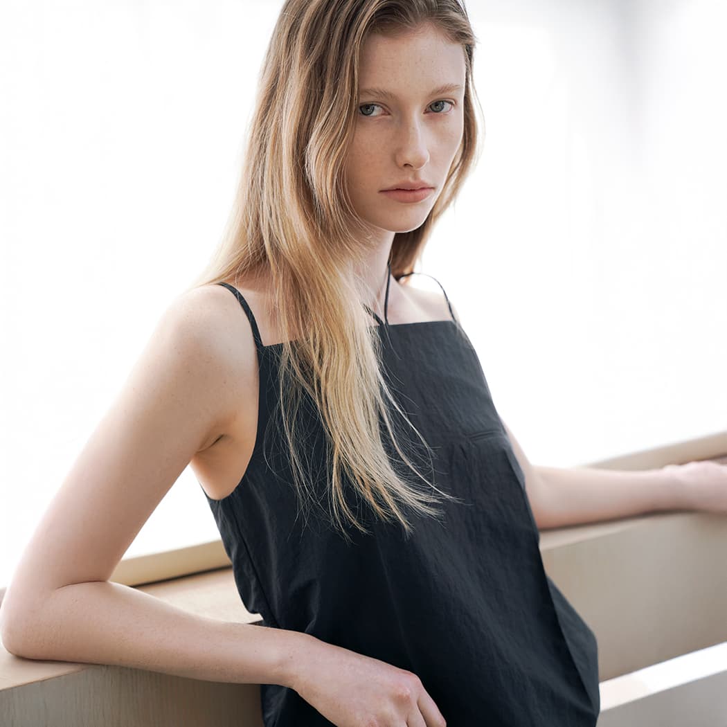 (BL-4334)MOI SET-UP BACK BUTTON BLOUSE