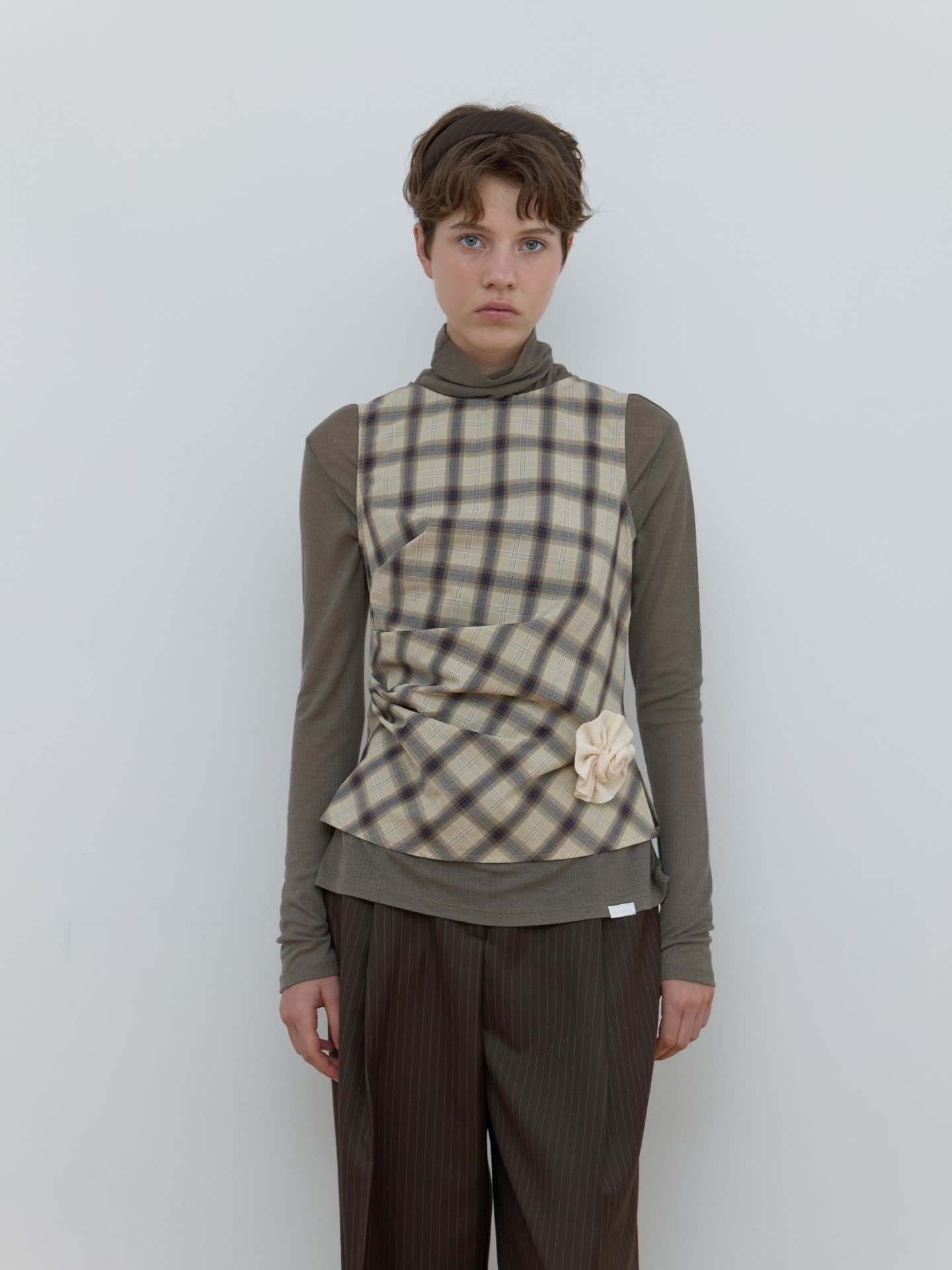 DRAPE CHECK SLEEVELESS_BEIGE