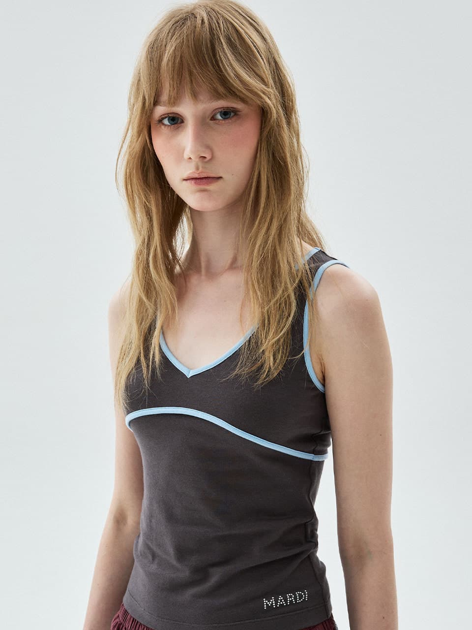 SLEEVELESS V NECK CONTRAST LINE_CHARCOAL