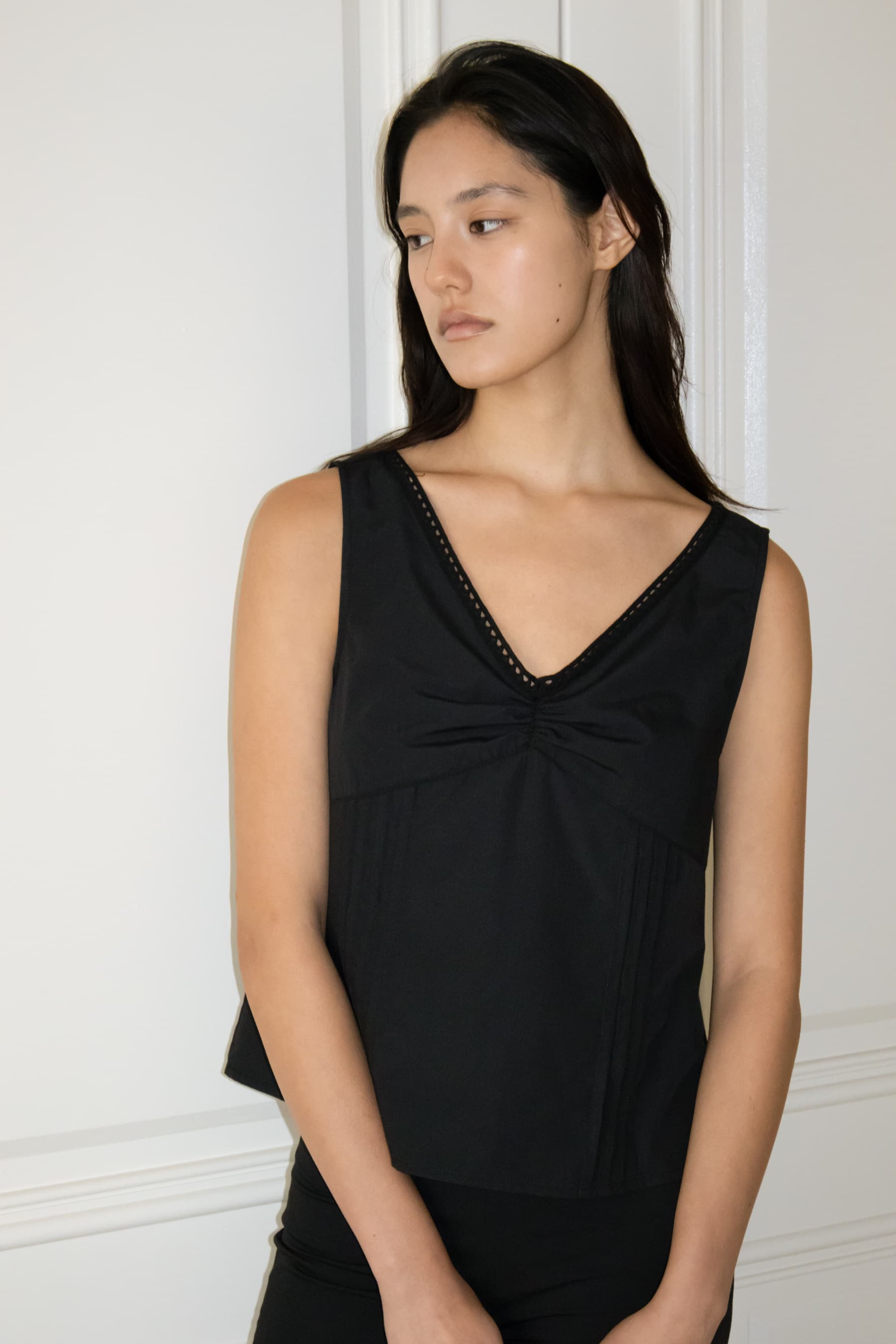 Lace Tuck Sleeveless Top (Black)